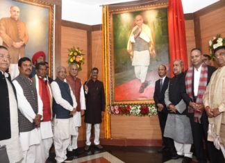 छत्तीसगढ़ विधानसभा के सेंट्रल हाल में महान विभूतियों के तैलचित्र का समारोहपूर्वक अनावरण किया गया