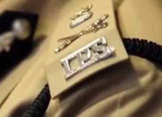 उत्तर प्रदेश सरकार ने लिया अहम फैसला : आईपीएस अधिकारियों को पद से हटा दिया, कुछ के तबादले किए