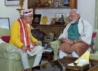 पीएम ने बीजेपी के वरिष्ठ नेता मुरली मनोहर जोशी के घर जाकर जन्मदिन की बधाई दी