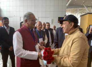 फिल्मो के प्रसिद्ध कलाकार रंजीत और धर्मेन्द्र की भूपेश बघेल की मुलाकात