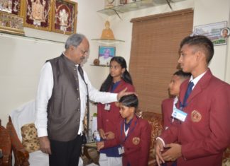 *बहादुर बच्चों से बृजमोहन ने कहा यह जज्बा बनाये रखे…* राज्य वीरता पुरस्कार के लिए चयनित बच्चों ने की विधायक बृजमोहन अग्रवाल से मुलाकात।