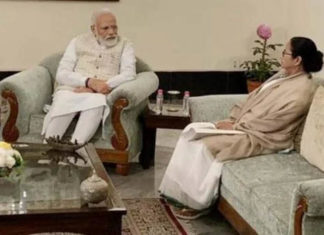 ममता बनर्जी ने राजभवन में पीएम मोदी से की मुलाकात