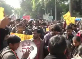 राष्ट्रपति भवन की ओर मार्च कर रहे जेएनयू छात्रों को पुलिस ने रोका