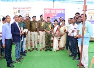 पुलिस विभाग द्वारा एक माह तक नुक्कड़ नाटक के माध्यम से अलग-अलग दृश्य देखाकर सड़क सुरक्षा , यातायात जन-जागरूकता किया गया