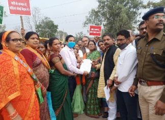 भाजपा महिला मोर्चा के बैनर तले जिला मुख्यालय में राज्य की कांग्रेस सरकार के खिलाफ एक दिवसीय धरना प्रदर्शन