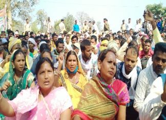 हजारों की संख्या में आदिवासी अपनी मूलभूत सुविधाओं की मांग को लेकर कलेक्टर से की मुलाकात