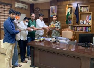 शिवम के मिलने पर चेम्बर अध्यक्ष ने दिया एसपी को दिया गया बधाई