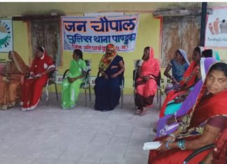 पुलिस द्वारा जन चौपाल लगा कर महिला कमांडो के साथ ग्रामीणों की मौजूदगी में कार्यक्रम किया गया।