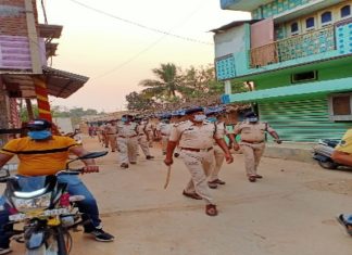 कोरोना वायरस के प्रति लोगों को सजग करने गरियाबंद पुलिस ने निकाला फ्लैग मार्च