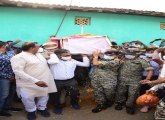 गरियाबंद : शहीद सुखसिंह फरस को दी अंतिम विदाई पुलिस अधीक्षक एवं कलेक्टर शहीद के पिता को सौंपा भारत माता की तिरंगा