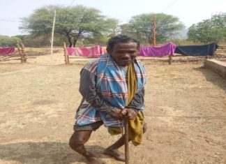 विकलांग बुजुर्ग व्यक्ति खुले आसमान में रहने को मजबूर ग्राम पंचायत एवं समाज कल्याण विभाग की ओर से कोई सुविधा नहीं