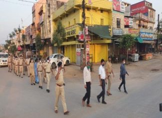 कोविड- 19 की जागरूकता अभियान की तहत थाना प्रभारी द्वारा फ्लैट मार्च निकाला गया
