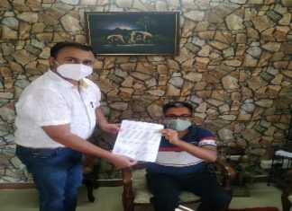 एल्डरमेन एवं जनभागीदारी समिति के अध्यक्ष हरमेश चावड़ा ने स्वास्थ्य मंत्री को पत्र लिखकर जिला अस्पताल में वायरोलॉजी लैब, ऑक्सीजन प्लांट और सिटी स्कैन की सुविधा उपलब्ध कराने की मांग की है। गरियाबंद कलेक्टर को सौंपे अपने ज्ञापन