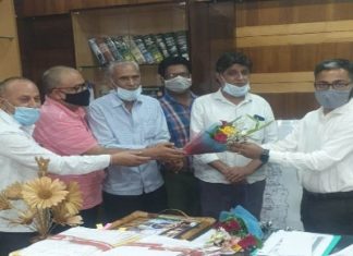 चेम्बर के पदाधिकारियो ने कलेक्टर से की सौजन्य की मुलाकत कोरोना की रोकथाम के लिए जिला कलेक्ट्रेट के कार्यों में प्रशंसा की सराहना भी की