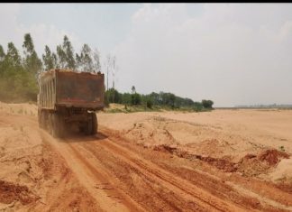 कुरुसकेरा रेत घाट में नियमो को ताक पर रख माउंटेन चैन मशीन से दिन रात चीरा जा रहा है ,,, नदी का सीना खनिज विभाग बना मुखदर्शी