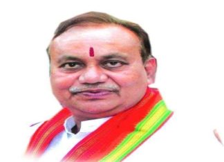 सड़क दुर्घटना में मृतकों के प्रति शोक संवेदना प्रकट करते हुए परिजनों को जल्दी सहायता राशि उपलब्ध कराने की मांग शासन प्रशासन से की है। पूर्व कृषि मंत्री चंद्रशेखर साहू