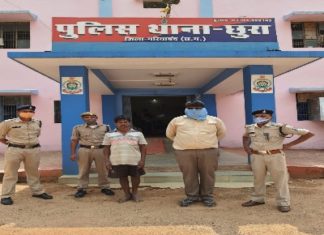 पटवारी की मिली भगत से शासकीय जमीन को निजी बनाकर 60,000 रूपये में बेचा भूमि पीड़ितो को 6 साल बाद पता चला। आरोपी विक्रेता एवं सहयोगी पटवारी को भेजा गया जेल