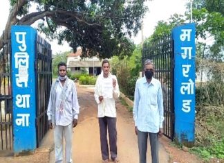 तीन आदिवासी परिवारों का ग्रामीणों ने किया हुक्का पानी 2 माह से बंद पेयजल, मजदूरी खेती बाड़ी में, बातचीत, किराना खाद्य सामान खरीदी,पौनी पसारी पूर्णत: गांव में बंद 17 लोगों का जीवन यापन करना हो रहा मुश्किल