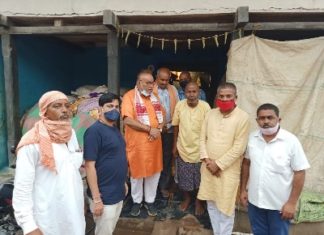 गरियाबंद। पूर्व कृषि मंत्री चंद्रशेखर साहू ने सड़क हादसे में हुई मौत पीड़ित परिवार से की मुलाकात