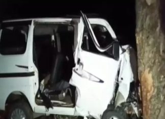 एक ही परिवार से पांच की मृत्यु कि 6 व्यक्ति घायल जिसमे 12 वर्षीय बच्ची ने सड़क से गुजरने वाली वाहन को रोककर मांगी मदद