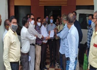छत्तीसगढ़ कर्मचारी अधिकारी फेडरेशन पदाधिकारियों ने मुख्यमंत्री भूपेश बघेल के नाम से ज्ञापन कलेक्टर को सौंपा