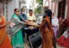 शिक्षा सभी का अधिकार वार्ड 3 की पार्षद ने अपने हाथों से महिलाओं को पढ़ने में की सहयोग