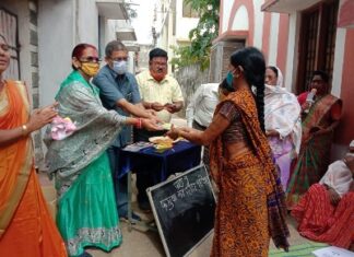 शिक्षा सभी का अधिकार वार्ड 3 की पार्षद ने अपने हाथों से महिलाओं को पढ़ने में की सहयोग
