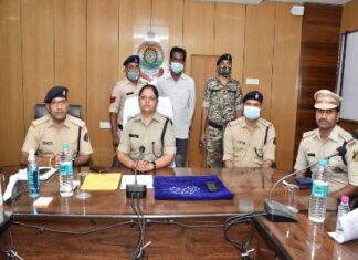 204 नग हीरा के साथ आरोपी तस्कर गरियाबंद पुलिस के गिरफ्तार आरोपी तस्कर देवभोग क्षेत्र से निकाले हीरे का खोज रहा था ग्राहक