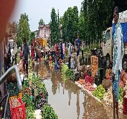 गरियाबंद – सब्जी मार्किट गाँधी मैदान में नदी की तरह दृश्य