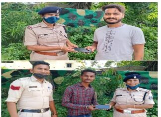 नवयुवक ने मोबाईल को किया पुलिस के हवाले, पुलिस ने मोबाईल स्वामी को ढूंढ कर किया सुपुर्द