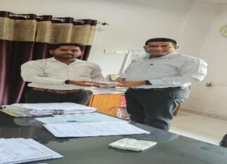 साइबर सेल के माध्यम से एक और मोबाइल फोन पुलिस ने उसके सही मालिक को सौपा।