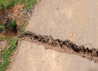 प्रधानमंत्री ग्राम सड़क योजना में करोड़ो की लागत से बनी सड़क दम तोड़ती अधिकारी खामोश ठेकेदार फलफूल रहे हैं।