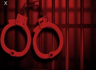 शराब कोचिया को पुलिस ने रंगे हाथ पकड़ा