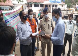 नियमितिकरण की कार्यवाही करने एवं ठेकेदारी प्रथा के विरोध में दैनिक वेतन भोगियों द्वारा सौपा गया ज्ञापन