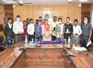 सायबर सेल की मद्द से 17 गुम मोबाइल लोगों को लौटाये।