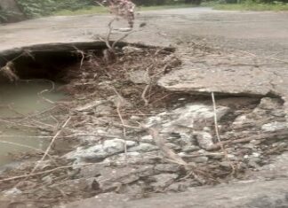 प्रधानमंत्री सड़क योजना में भ्रष्टाचार की चढ़ी पुल की भेट ।