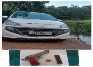 पुलिस को देख कर कार छोड़ कर भागे मुजरिम