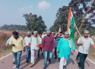गांव गांव पदयात्रा कर केंद्र की मोदी सरकार कि नाकामी गिना रहे है कांग्रेस कार्यकर्ता
