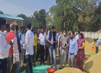 सचिव एवं कलेक्टर ने किया उपार्जन केंद्र का निरीक्षण