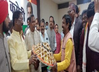 आदिवासी कांग्रेस के नवनियुक्त प्रदेश अध्यक्ष जनक ध्रुव का सर्व कंडरा आदिवासी महासभा ने खुमरी पहनाकर स्वागत किया,