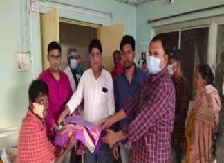 चेम्बर अध्यक्ष रोहरा ने अस्पताल में जरूरतमंद मरीजो को बांटे कम्बल