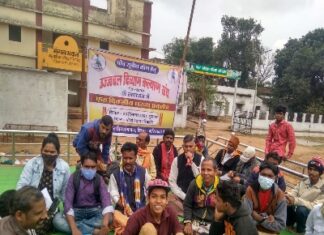बिना टेंड के शीतलहत में भी दिव्यांगो ने अपनी समस्या को लेकर एक दिवसीय धरना प्रदर्शन किया