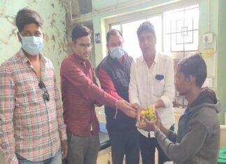 नए साल के पहले दिन चेंबर अध्यक्ष रोहरा ने मरीजों को फल वितरण किया एबं शुभकामनाएं दीए ।