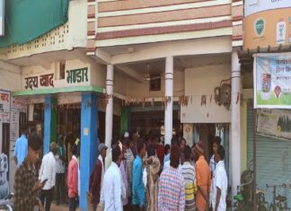 जिले में कालाबाजारी / मुनाफाखोरी रोकने उर्वरक दुकानों पर औचक निरीक्षण