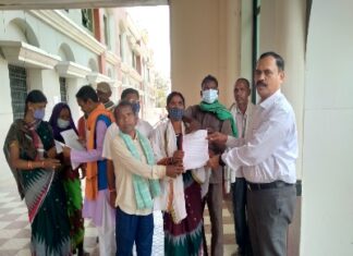 ग्रामीण पहुँचे कलेक्टर के पास सचिव सरपंच अपनी मनमानी कर लाखो का किया गमन