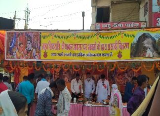 समाज सेवी संगठन एबं भूतेश्वर नाथ चौक के व्यापारी द्वारा ने हलवा पुड़ी और शर्बत बांटे