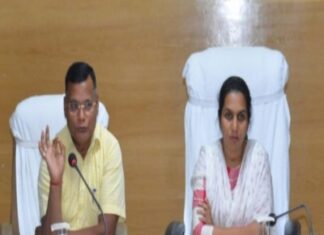 ‘कलेक्टर एवं एस.पी. द्वारा संयुक्त टीम ने पीडित क्षतिपूर्ति योजना, में पीडित पक्ष को आर्थिक रूप से सहायता प्रदाय किया गया