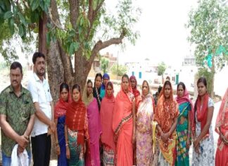 रावनभाठा के तालाब में पानी समस्या की – जानकारी मिलते ही राजिम विधायक अमितेश शुक्ल के निर्देशानुसार गरियाबंद ब्लाक कांग्रेस कमेटी के अध्यक्ष एवं शहर अध्यक्ष समस्या से अवगत होने पहुचें लोगों के पास