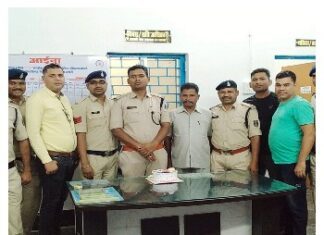 सिटी कोटवाली गरियाबंद में प्रभारी गौतम चंद गावड़े को केक काटकर, मिठाई खिलाकर थाना स्टॉफ, चेम्बर ऑफ कॉमर्स, टीचर एसोसिएशन द्वारा किया स्वागत सम्मान