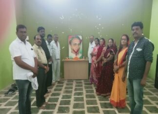 विद्याचरण शुक्ल जी को कांग्रेस कार्यकर्ताओं ने पुष्प माला पहनाकर कर स्मरण किया।